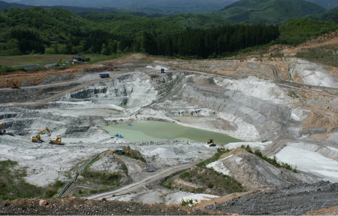 露天採掘鉱山の全景
